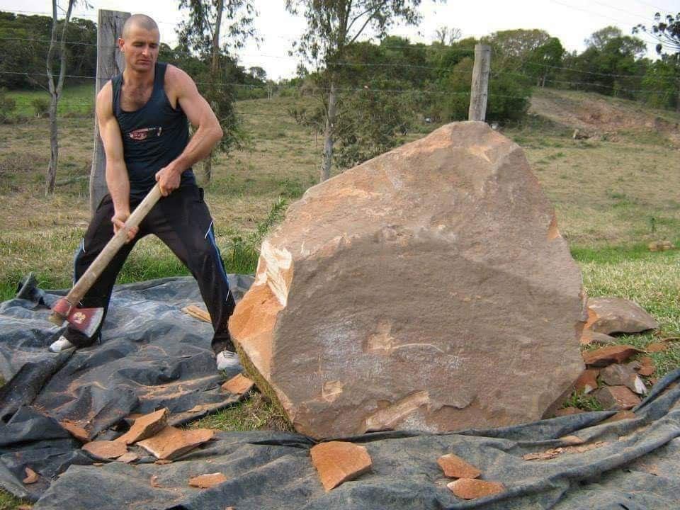 Мужик с камнем. Скульптор высекает из камня. Высекаем фигуры из камня. Высечение скульптуры из камня. Разбить камень.