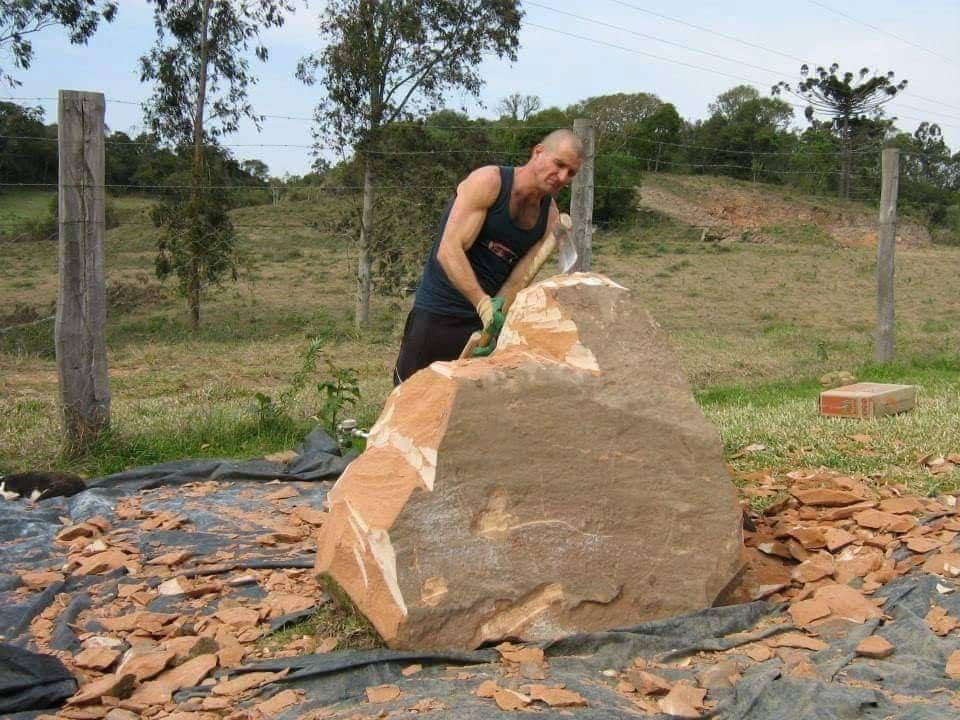 Камень забрать. Скульптор высекает из камня. Высечение скульптуры из камня. Скульптор высекает скульптуру. Скульптор высекает фигуру из камня.