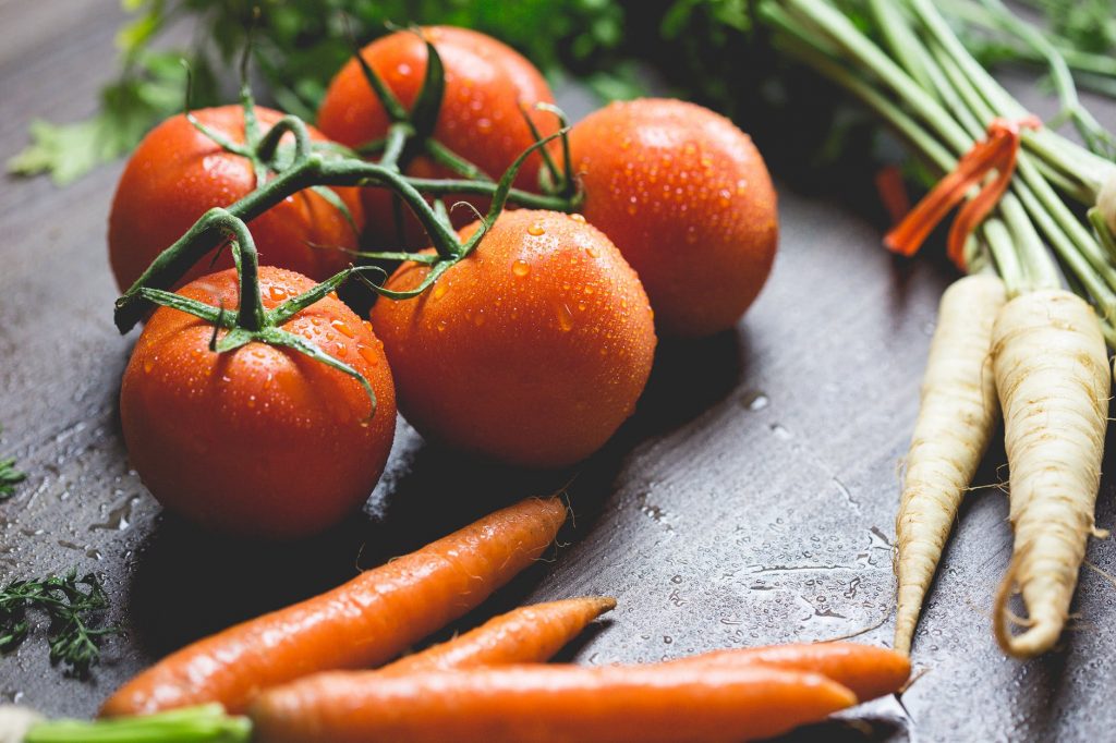 carrots and tomatoes to delay woman's skin aging